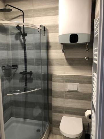 Bedroom With Bathroom Shower Split Exteriér fotografie