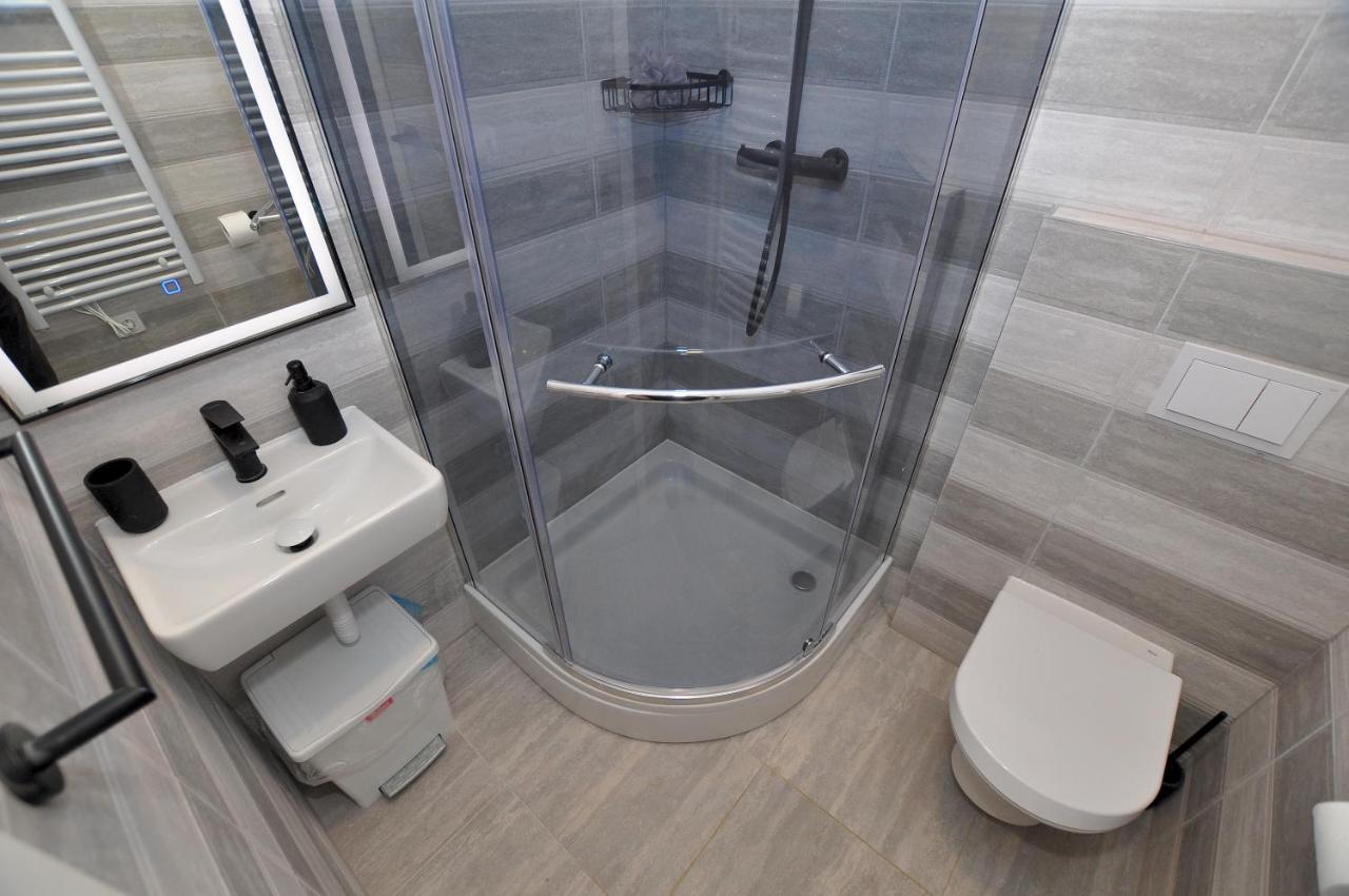 Bedroom With Bathroom Shower Split Exteriér fotografie